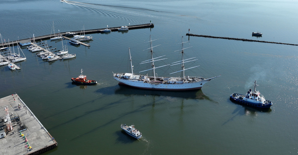 GORCH FOCK 1 verholt und auf dem Trockenen